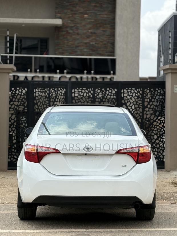 Toyota Corolla LE 4dr Sedan (1.8L 4cyl CVT) 2016 White