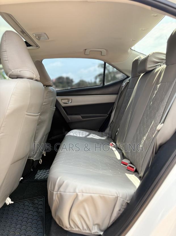 Toyota Corolla LE 4dr Sedan (1.8L 4cyl CVT) 2016 White