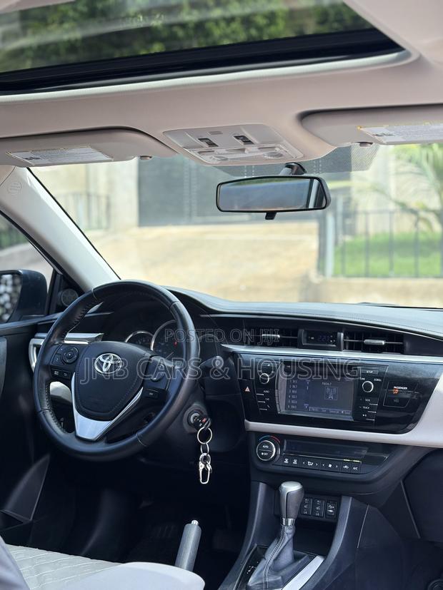 Toyota Corolla LE 4dr Sedan (1.8L 4cyl CVT) 2016 White