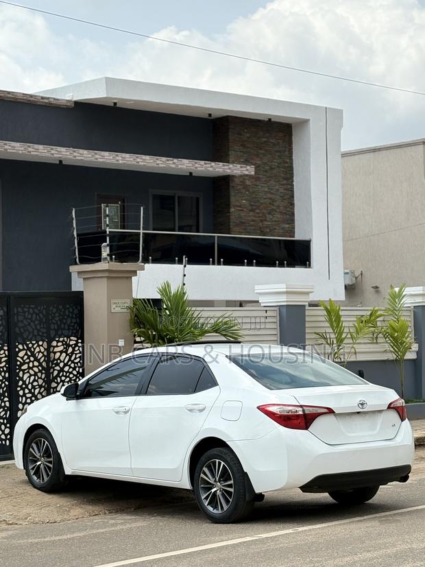 Toyota Corolla LE 4dr Sedan (1.8L 4cyl CVT) 2016 White