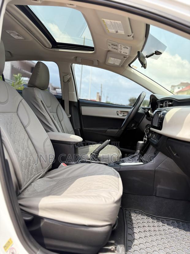 Toyota Corolla LE 4dr Sedan (1.8L 4cyl CVT) 2016 White