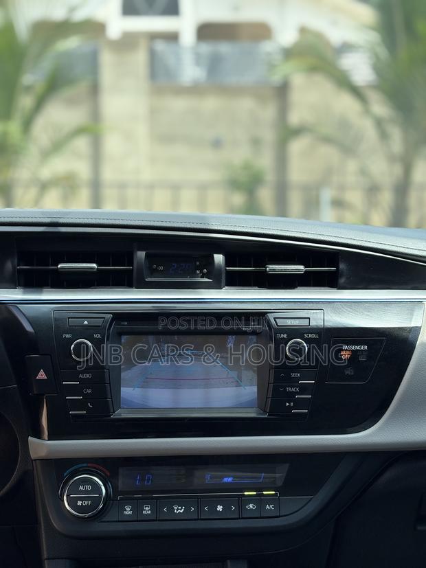 Toyota Corolla LE 4dr Sedan (1.8L 4cyl CVT) 2016 White