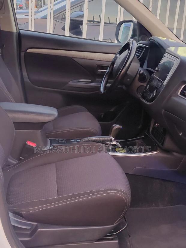 Mitsubishi Outlander SE FWD 2018 White