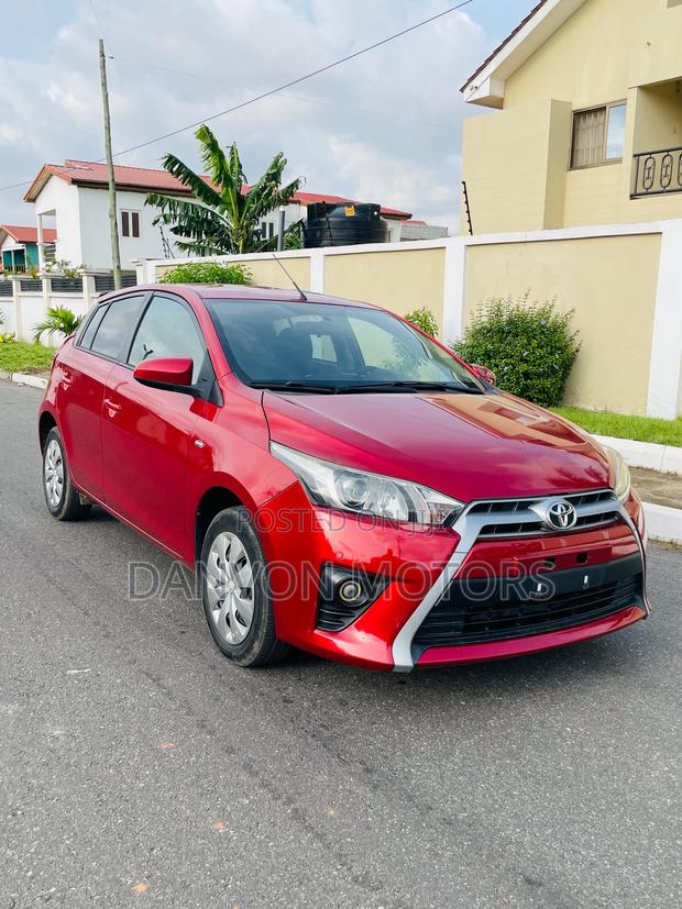 Toyota Yaris L Hatchback 5dr 2015 Red photo 2