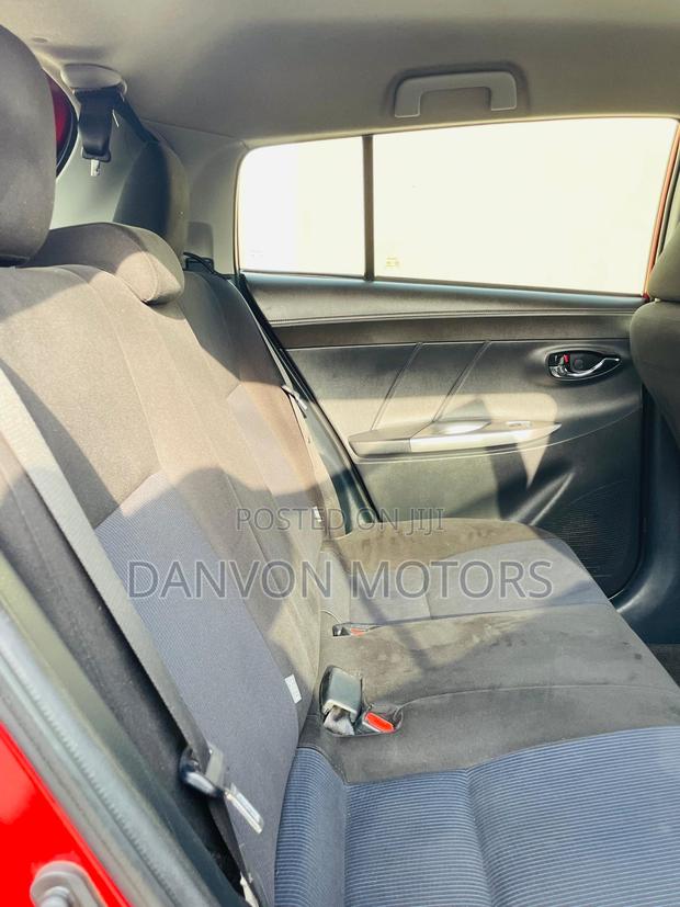 Toyota Yaris L Hatchback 5dr 2015 Red photo 5