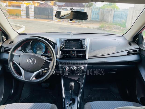 Toyota Yaris L Hatchback 5dr 2015 Red photo 9