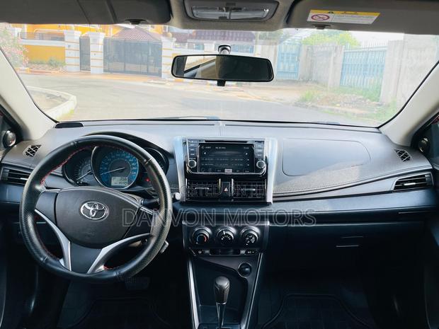 Toyota Yaris L Hatchback 5dr 2015 Red photo 10