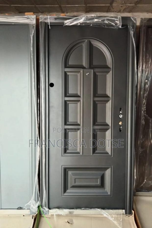 Durable Sed Black Door