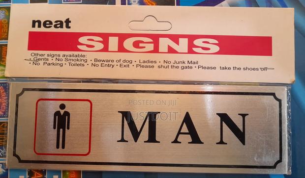 Man / Woman Washroom Signs · Photo 3