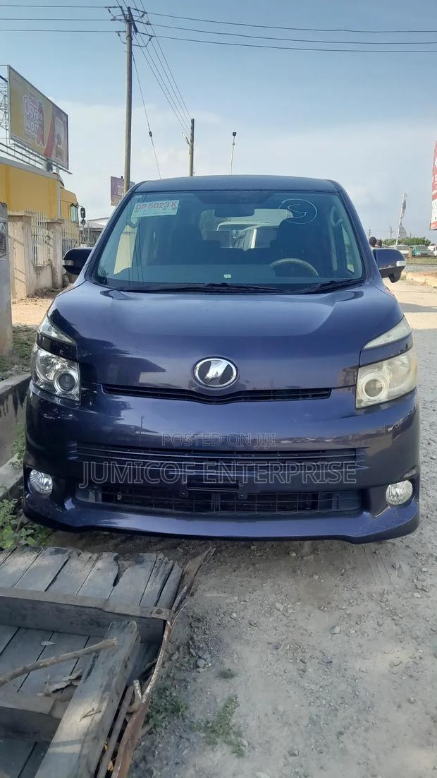 Toyota Voxy 2010 Pearl