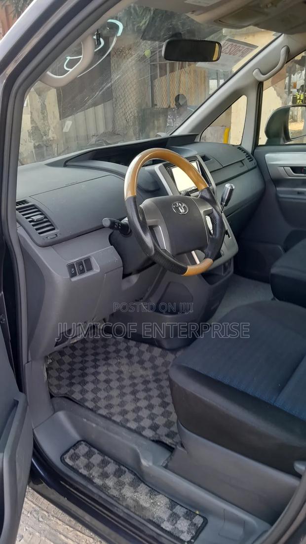 Toyota Voxy 2010 Pearl