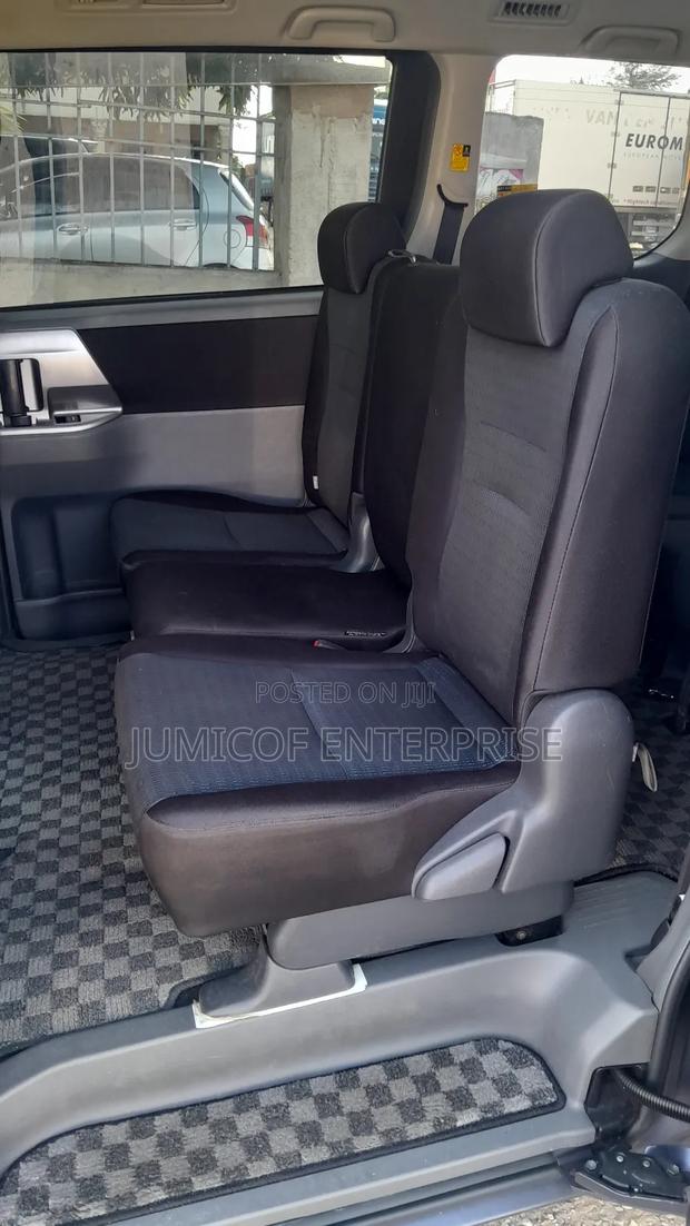 Toyota Voxy 2010 Pearl