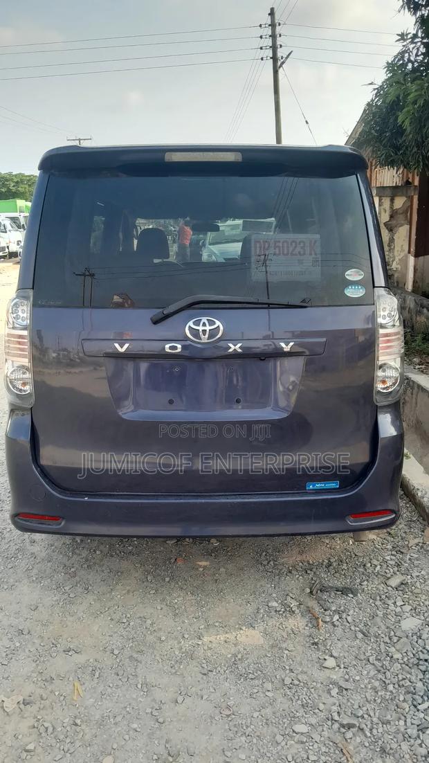 Toyota Voxy 2010 Pearl