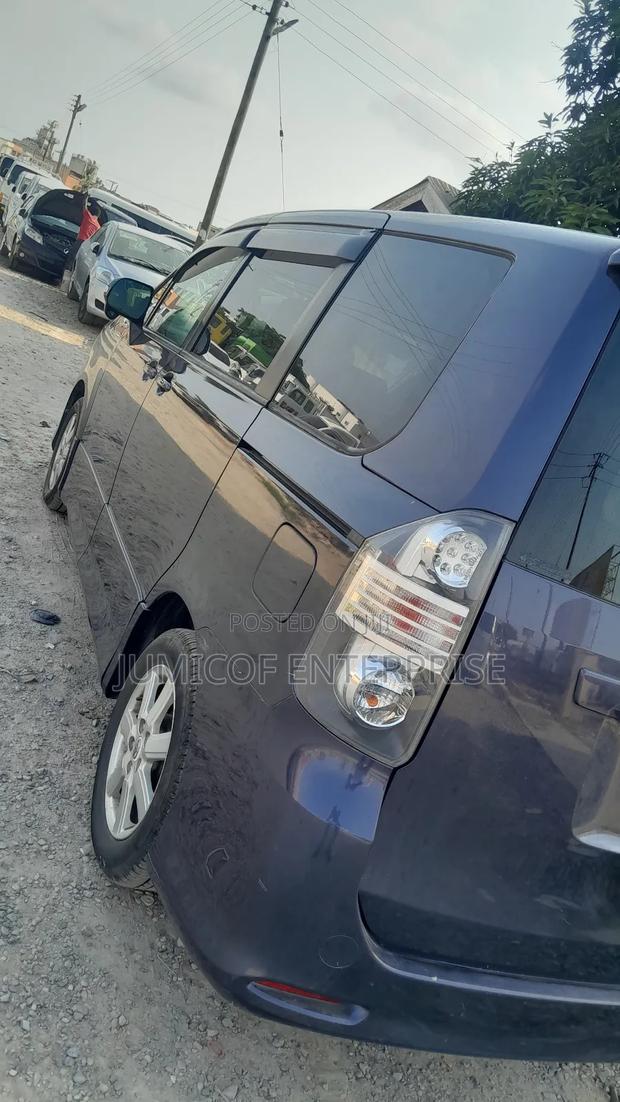 Toyota Voxy 2010 Pearl