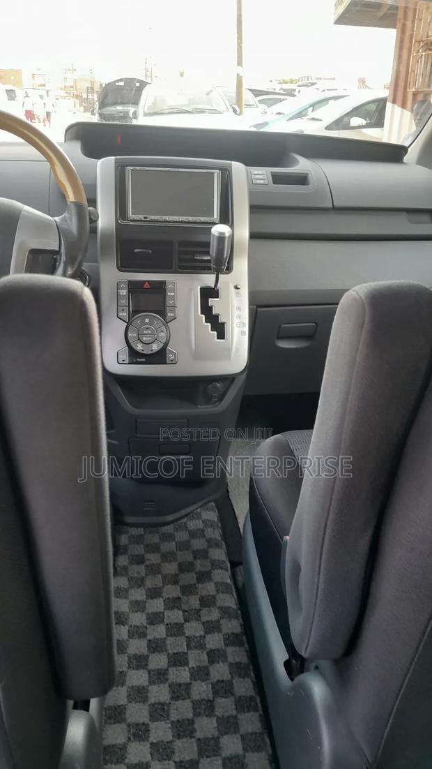 Toyota Voxy 2010 Pearl