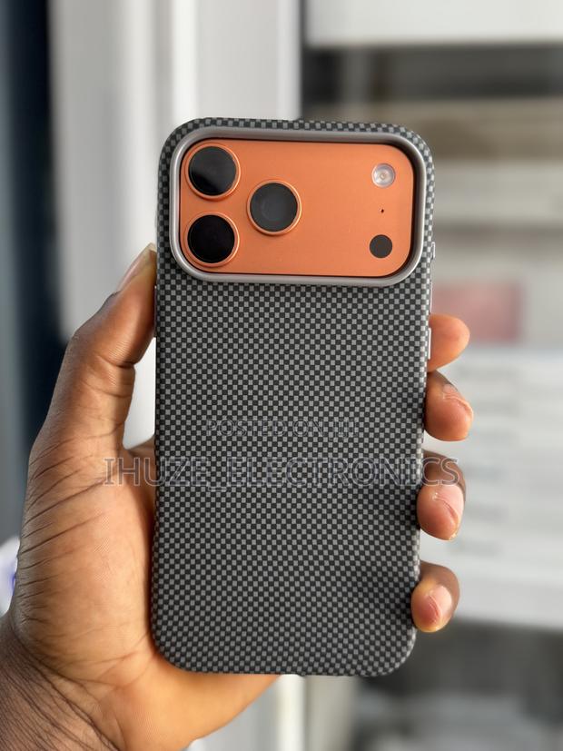 iPhone 17pro/17pro Max Carbon Fiber Protective Covers photo 3