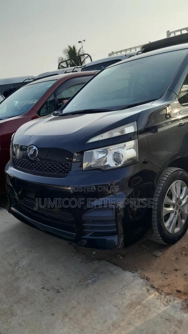 Toyota Voxy 2011 Black