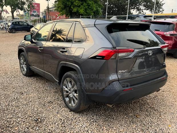 Toyota RAV4 LE FWD 2020 Gray