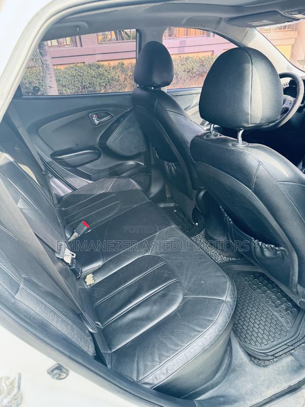 Hyundai Tucson GLS FWD 2011 White photo 9