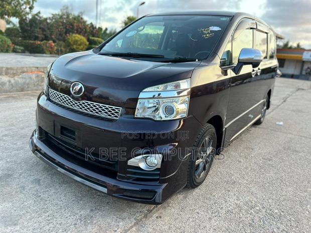 Toyota Voxy 2010 Black