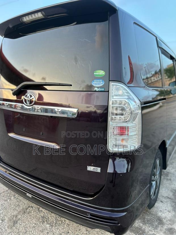 Toyota Voxy 2010 Black