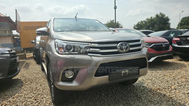 Toyota Hilux Revo Double Cab Deisel 2.4 RWD 2018 Gray photo 4
