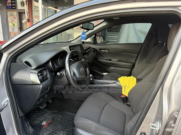Toyota C-HR 2018 Gray photo 11