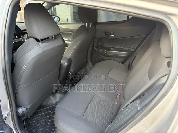 Toyota C-HR 2018 Gray photo 16