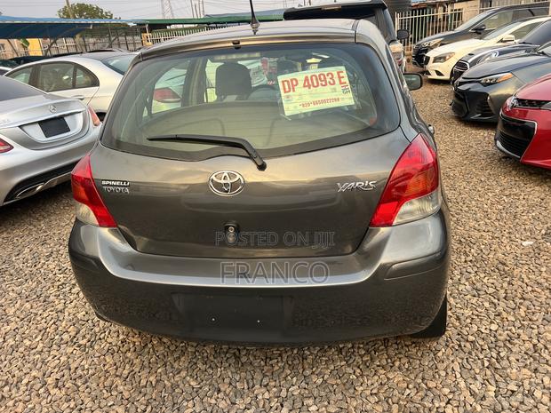 Toyota Yaris Base Hatchback 5dr 2010 Gray