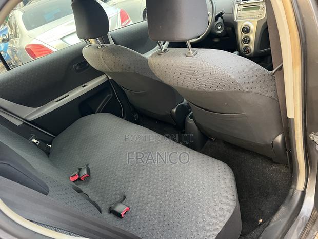 Toyota Yaris Base Hatchback 5dr 2010 Gray