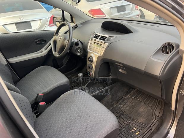 Toyota Yaris Base Hatchback 5dr 2010 Gray