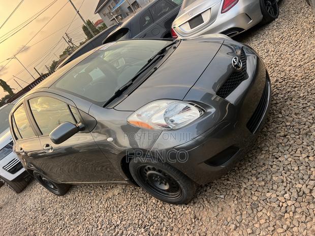 Toyota Yaris Base Hatchback 5dr 2010 Gray