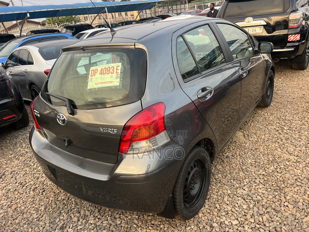 Toyota Yaris Base Hatchback 5dr 2010 Gray