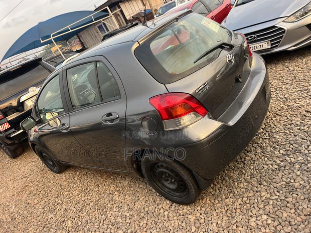 Toyota Yaris Base Hatchback 5dr 2010 Gray