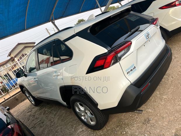 Toyota RAV4 XLE 2022 White