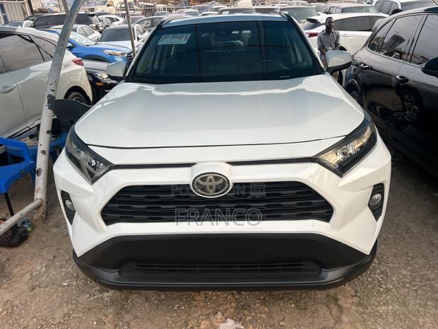 Toyota RAV4 XLE 2022 White