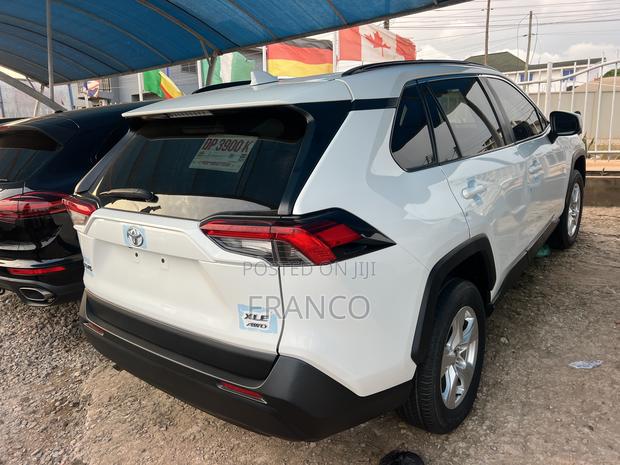 Toyota RAV4 XLE 2022 White