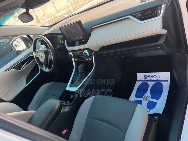Toyota RAV4 XLE 2022 White