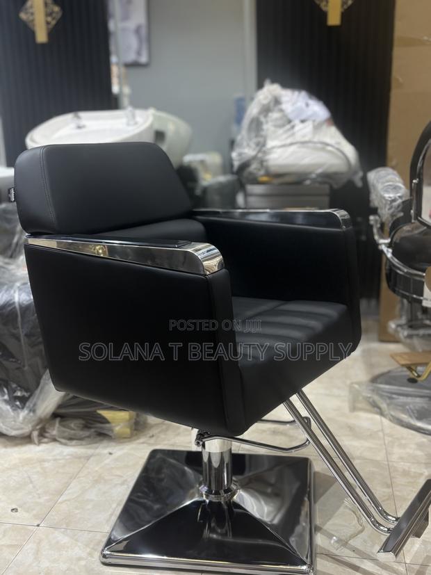 Modern Salon Chair Designed for Comfort and Durability · Photo 1