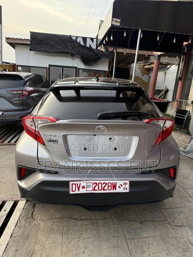 Toyota C-HR 2018 Gray photo 14
