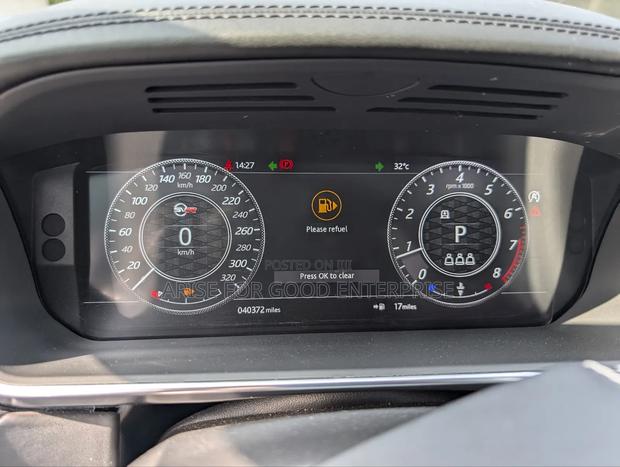 Land Rover Range Rover Sport SVR 4x4 2020 Black photo 15