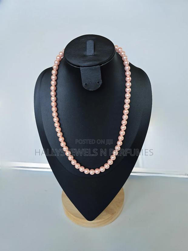 Pink Luxury Pearl Necklace · Photo 4