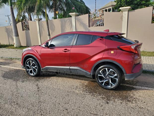 Toyota C-HR 2019 Red photo 6