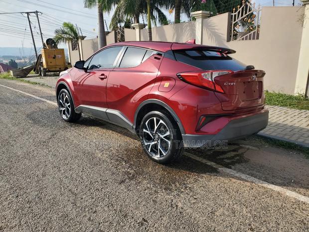Toyota C-HR 2019 Red photo 11