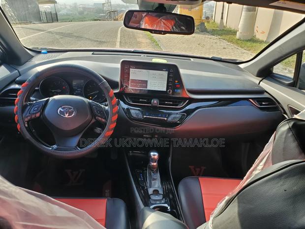 Toyota C-HR 2019 Red photo 10