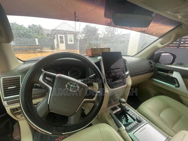 Toyota Land Cruiser 2023 Black photo 3