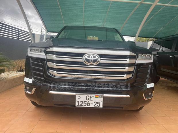Toyota Land Cruiser 2023 Black photo 2