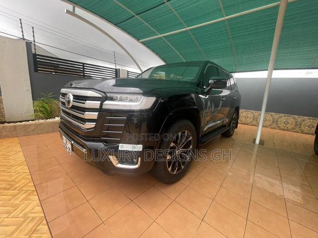 Toyota Land Cruiser 2023 Black photo 11