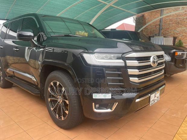 Toyota Land Cruiser 2023 Black photo 12