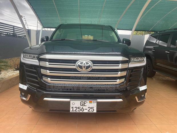Toyota Land Cruiser 2023 Black photo 13